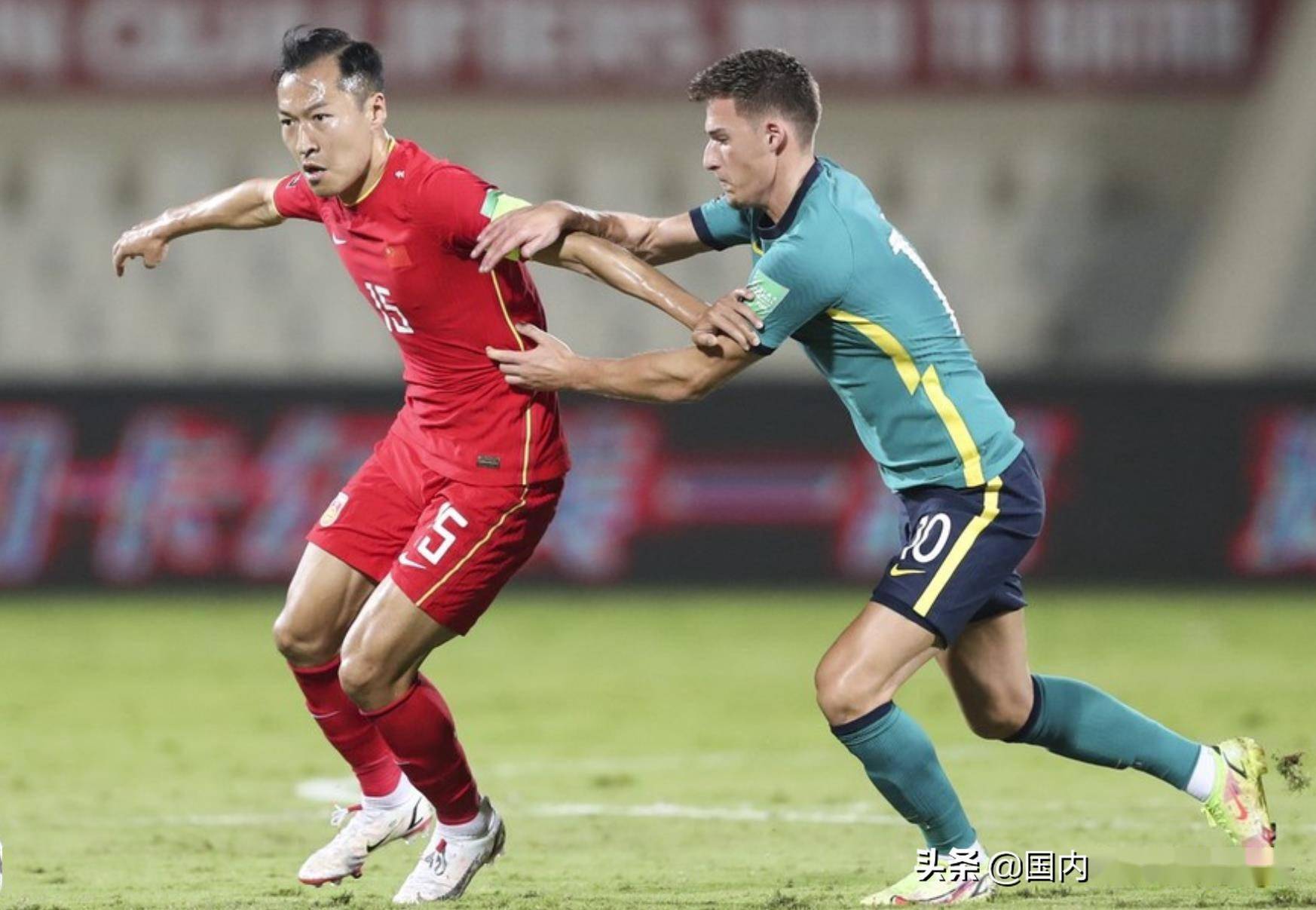 上海海港训练开放日;训练课后门线救险引观众欢呼;世预赛在即;身体对抗强度拉满的简单介绍 上海海港训练开放日;训练课后门线救险引观众欢呼;世预赛在即;身体对抗强度拉满的简单介绍