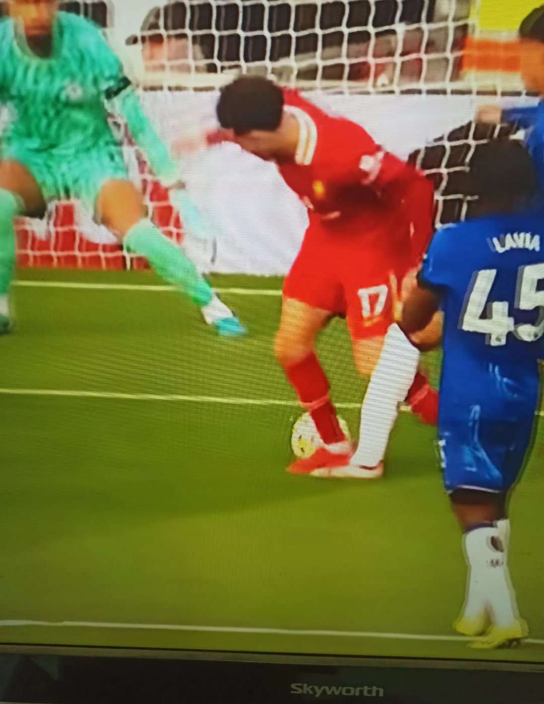 今晚体能课后，纽卡斯尔豪取连胜备战欧超杯，质疑声四起，球探报告显示潜力(游泳比赛哨声发令)