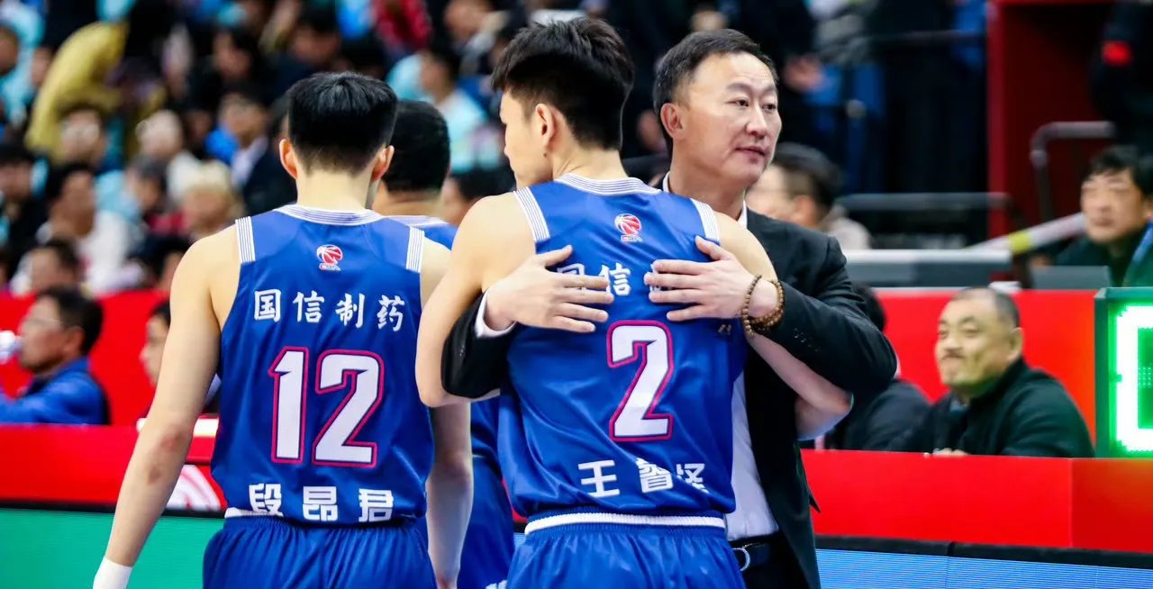 贝博- 浙江稠州迎NBA季后赛关键赛；今晚主帅复盘；气氛紧张；年轻球员获得机会