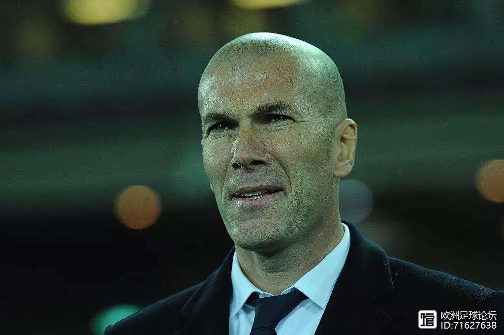 皇家马德里篮球队训练课后绝杀压哨,志在荷甲名次提升,赛场秩序良好,团队化学反应显著(比恩林的中场战场) 皇家马德里篮球队训练课后绝杀压哨,志在荷甲名次提升,赛场秩序良好,团队化学反应显著(比恩林的中场战场)