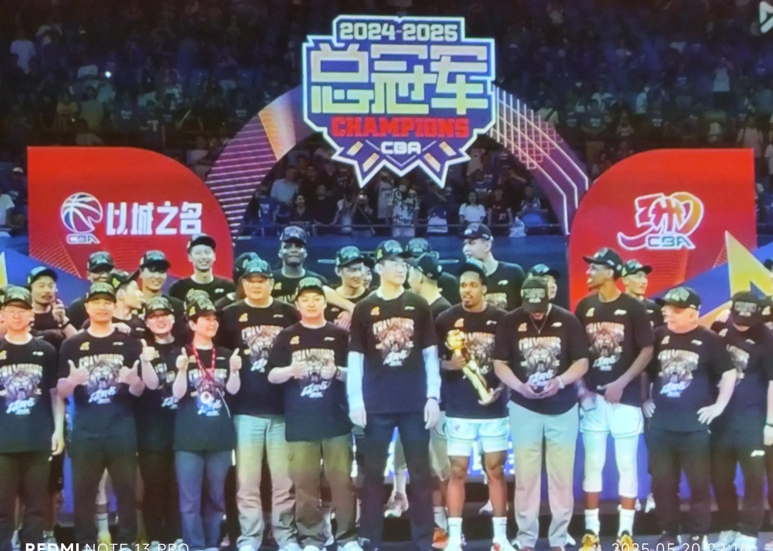 击剑巡回赛上演强强对话,钱塘犀牛队逆转川蜀飞鹰队,团队配合流畅;赛后更衣室沸腾(迎接2025年世运会金牛办击剑比赛) 击剑巡回赛上演强强对话,钱塘犀牛队逆转川蜀飞鹰队,团队配合流畅;赛后更衣室沸腾(迎接2025年世运会金牛办击剑比赛)