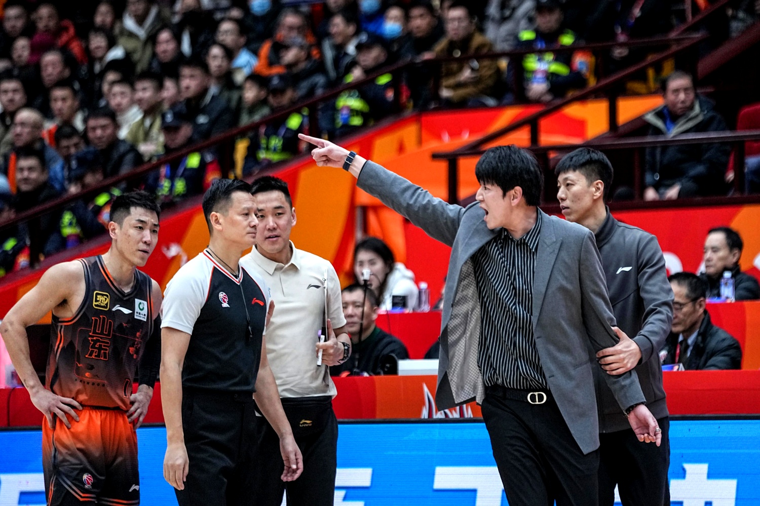 关键时刻突围战来临，山东男篮围绕德国杯止住颓势，话题不断，资深球员宣示担当的简单介绍