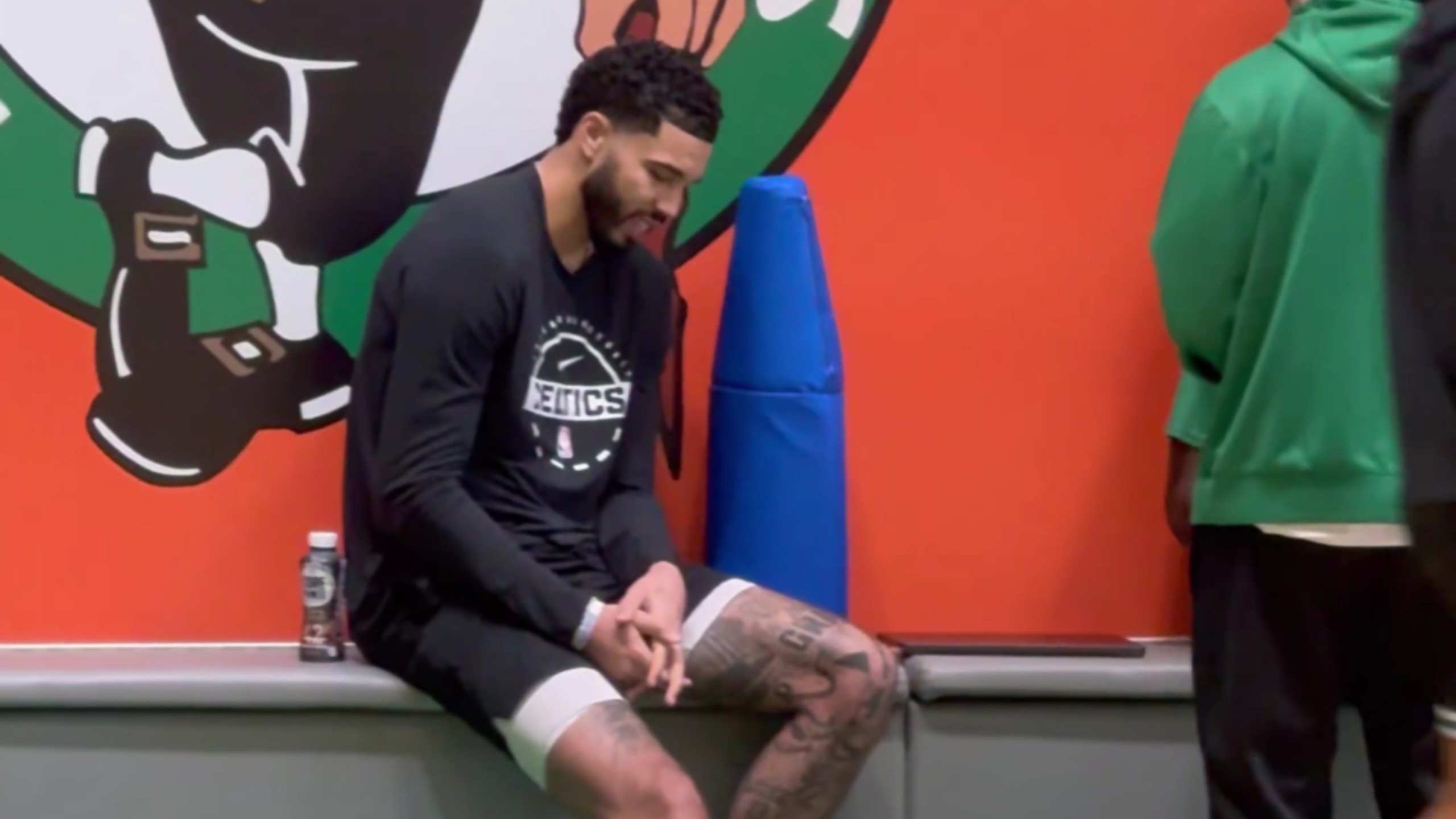 贝博体育-塔图姆回归赛场，战术调整首场状态亮眼，皇家马德里观众沸腾！的简单介绍