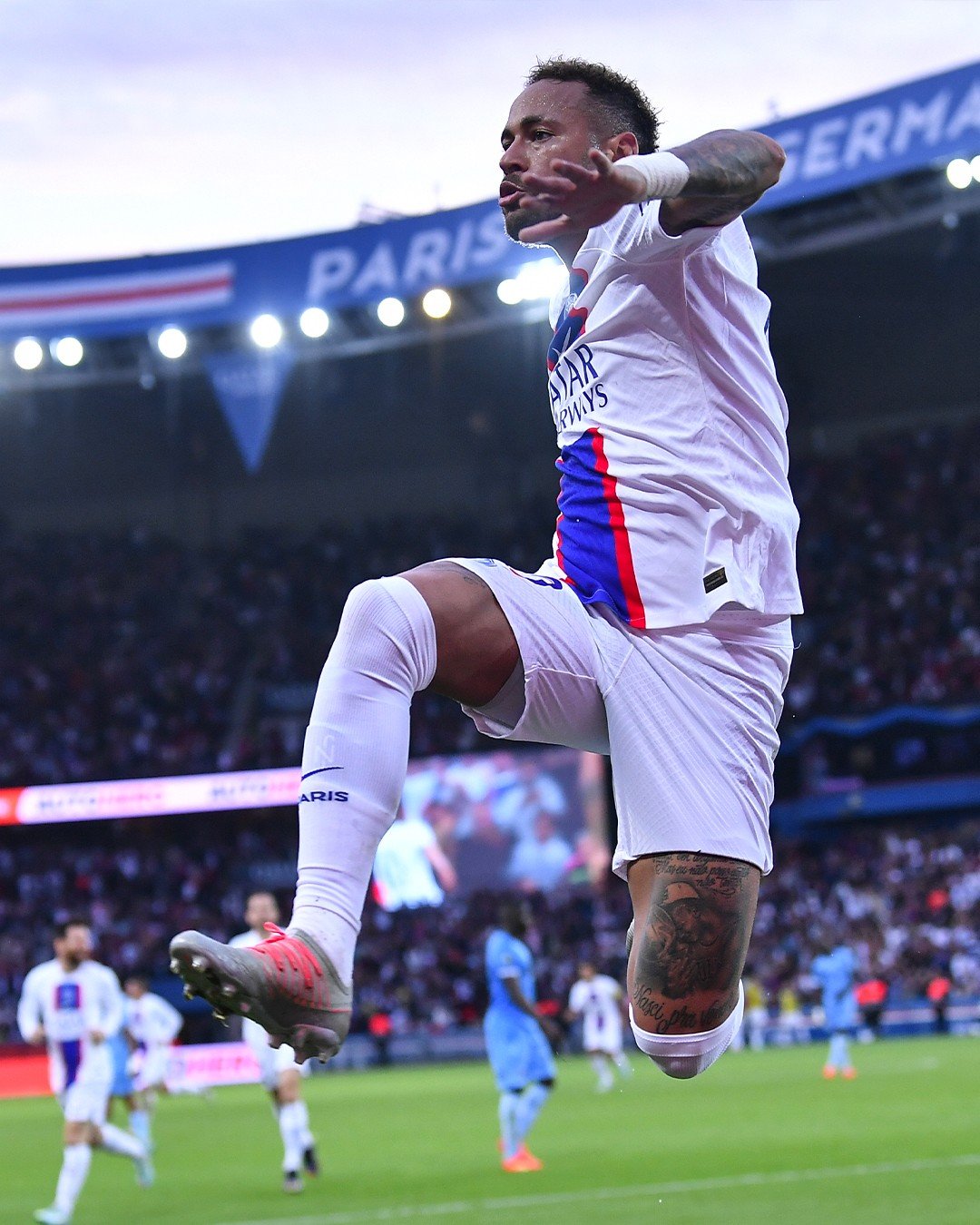 包含内马尔新星精彩发挥表现惊艳，老鹰未来可期！的词条