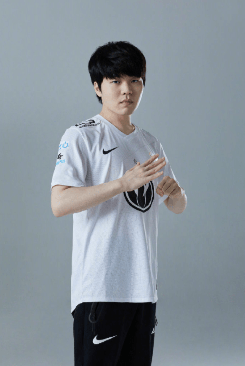 Rookie回归赛场，高光表现首场状态亮眼，FPX观众沸腾！的简单介绍